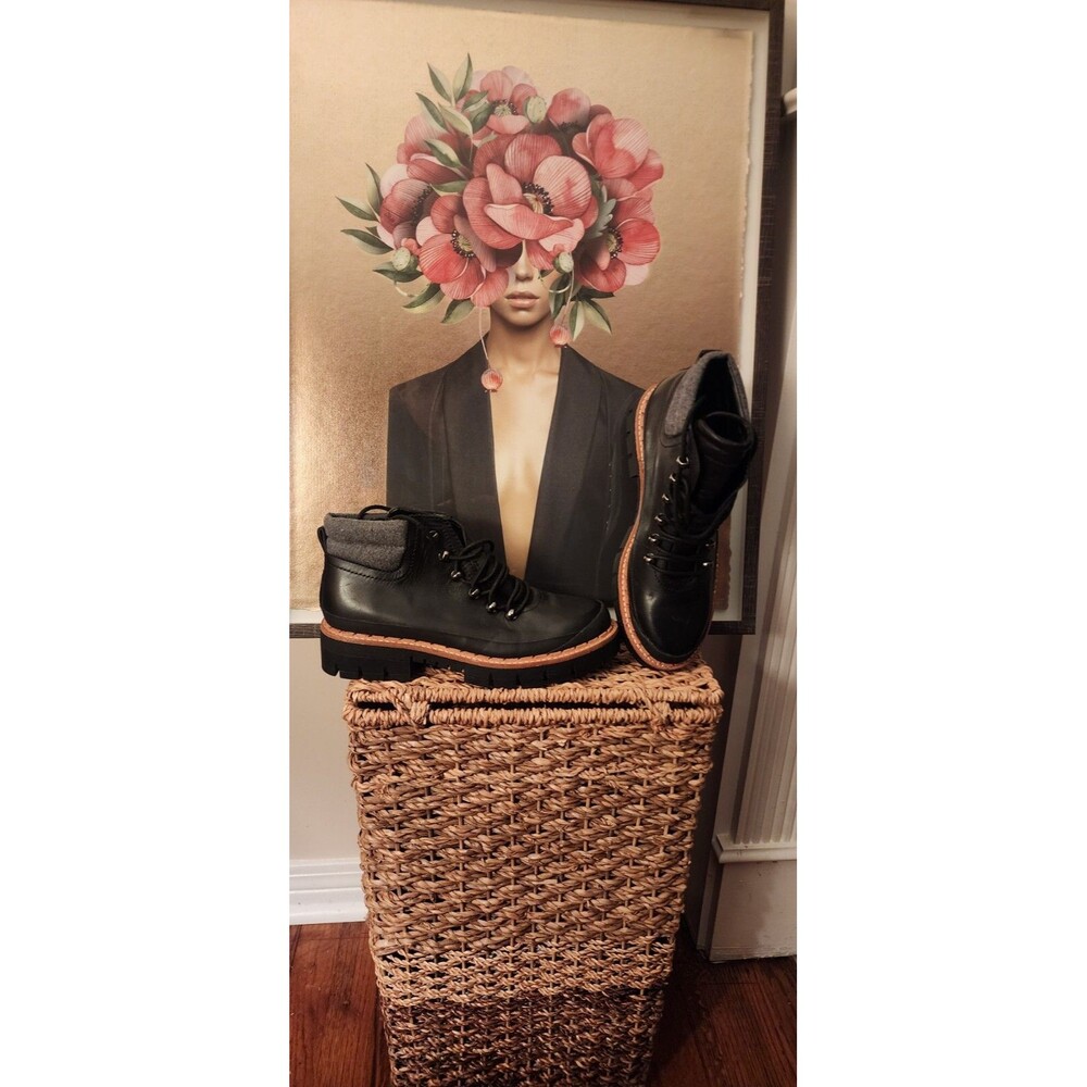 Marc Fisher Cairy Black Leather Lace Up ankle boot size 8.5 biker Lug